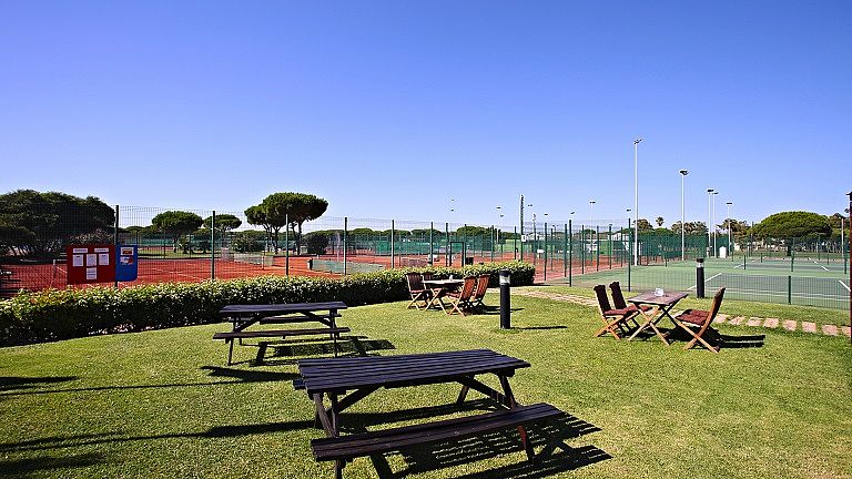 Tennisplätze im Iberostar Royal Andalus an der Costa de la Luz / Spanien