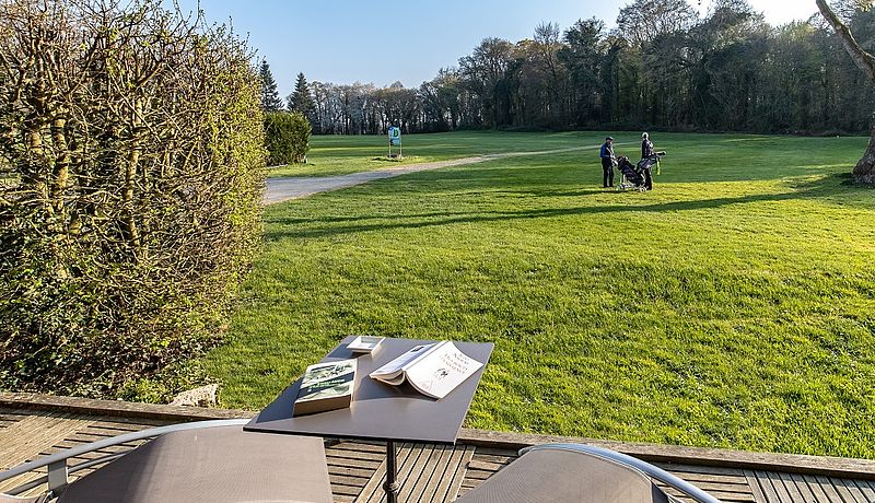 Terrasse mit Golfsicht im Saint-Malo Golf Resort in der Bretagne / Golfreisen Frankreich