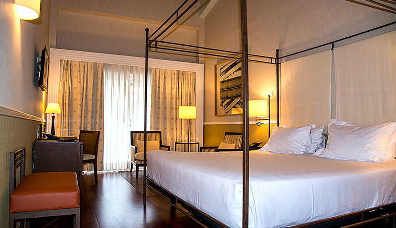 Doppelzimmer mit Kingsize-Bett im Nuevo Portil Golf Hotel, Costa de la Luz / Golfreisen Spanien
