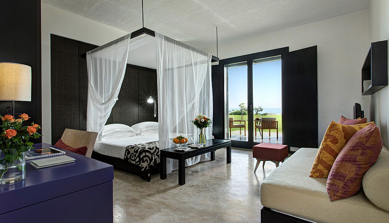Doppelzimmer Superior Deluxe mit Meersicht im Verdura Golf Spa Resort auf Sizilien, Italien