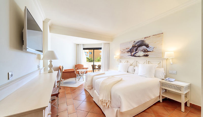 Doppelzimmer mit seitlicher Meersicht im Iberostar Andalucia Playa / Golfreisen Costa de la Luz