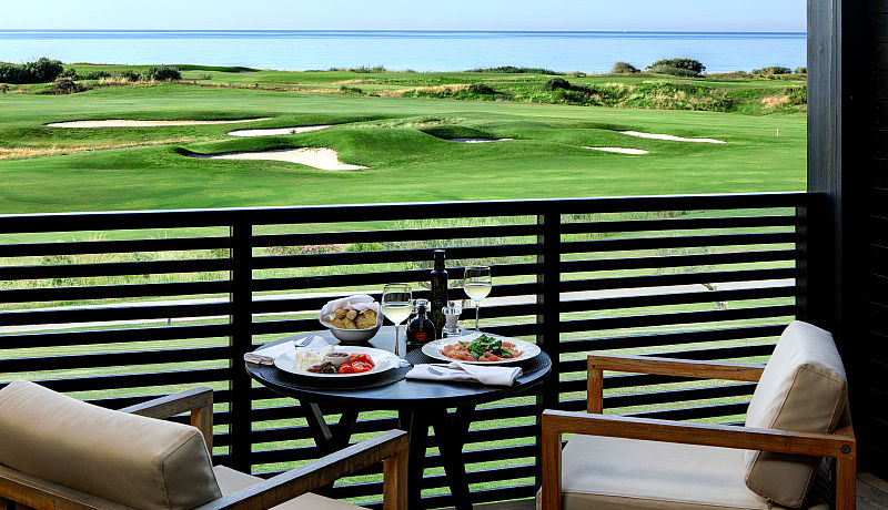 Terrasse des Doppelzimmer Deluxe im Verdura Golf Spa Resort auf Sizilien, Italien