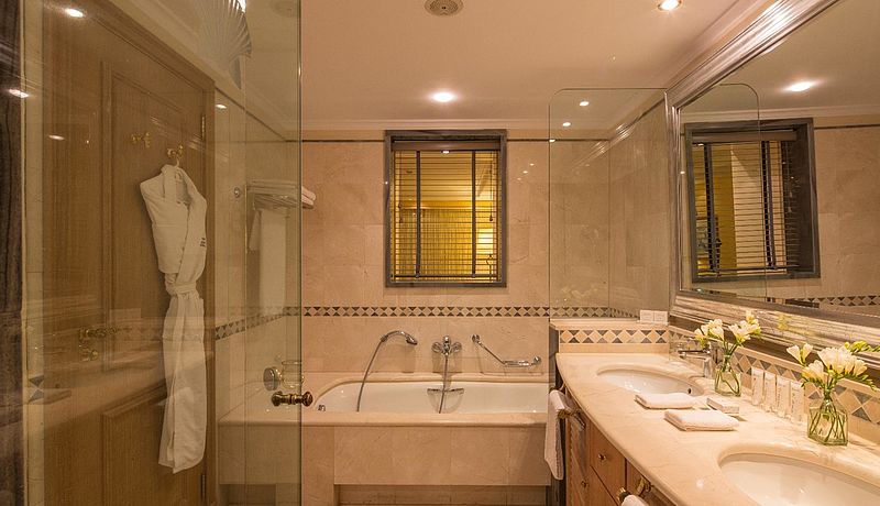 Bad im Doppelzimmer im Kempinski Hotel Bahia an der Costa del Sol / Golfreisen Spanien